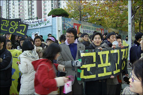 응원단 가운데 선생님들도 보인다. 제자가 합격하기를 바라는 마음 오죽할까? 